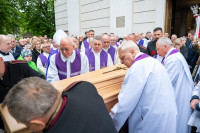 2026-05-12 Pogrzeb ks. Kan Józefa Brzozowskiego - eksporta na cmentarz